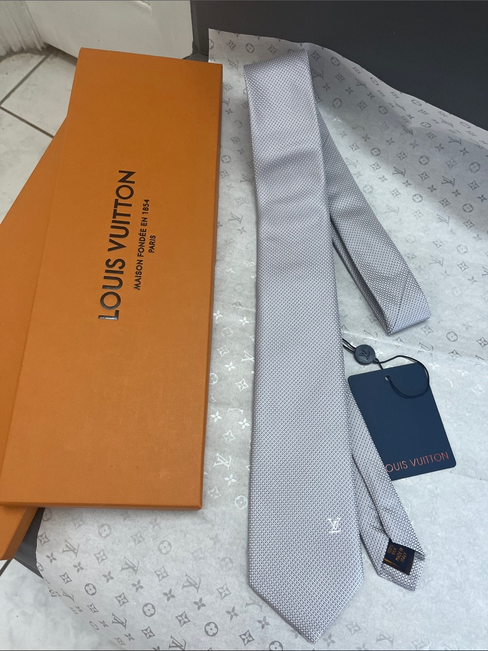 Louis Vuitton Men’s Light Gray Micro-Pattern Silk Tie
